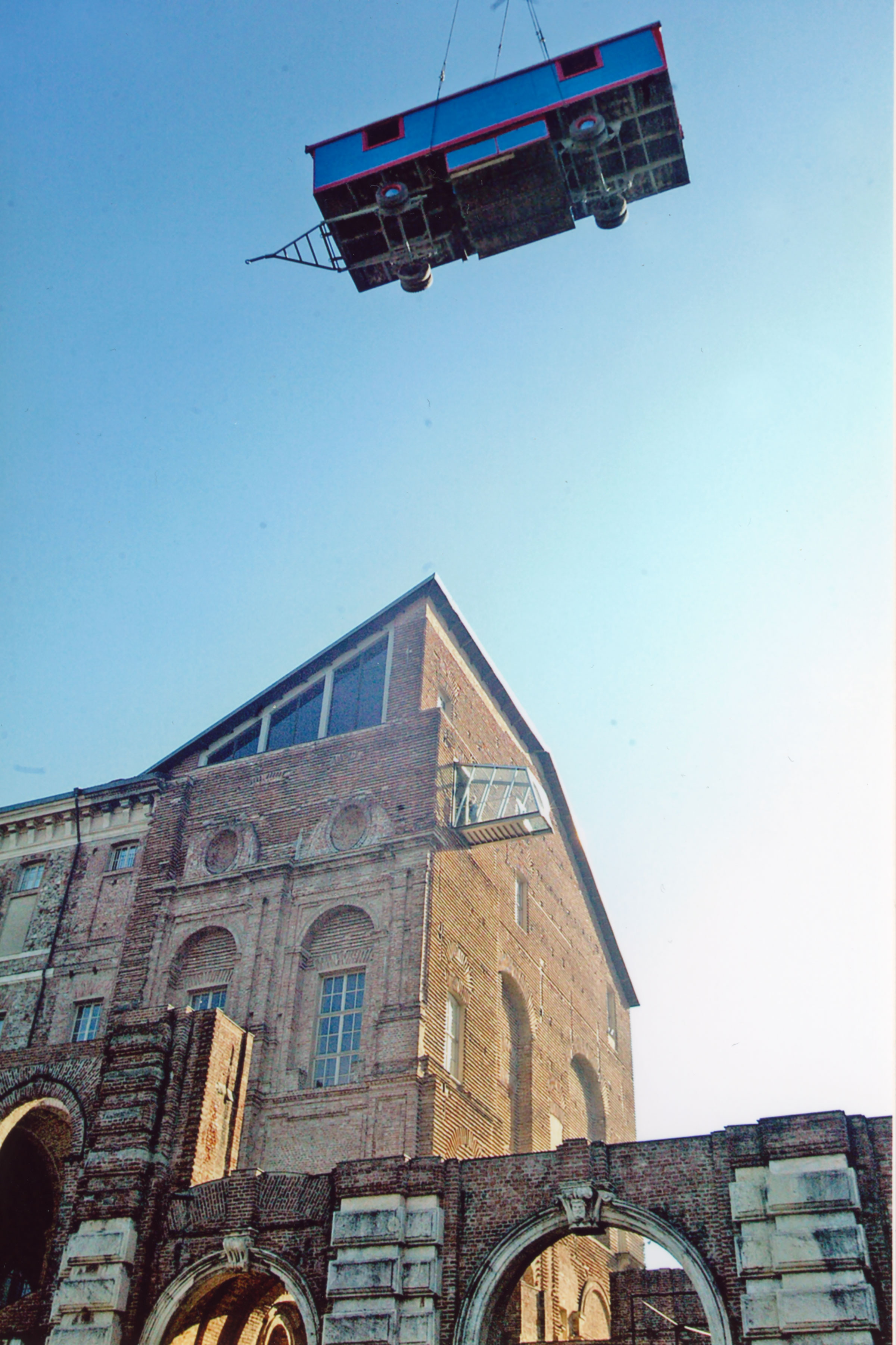 Lara Favaretto, I poveri sono matti, 2005